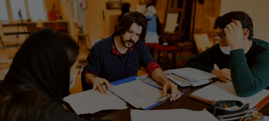 یاسر خانبرای در حال آموزش طراحی